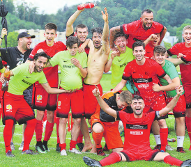 Die beste Saison seit vielen Jahren: Menzo Reinach feiert seinen 3.-Liga-Vize-Meistertitel der Gruppe 1. (Bild: -hhe-)