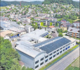 Die drei Schweizer Werke der Pfiffner Gruppe, hier das Stammhaus in Hirschtahl, erzeugen dank Solaranlagen über die Hälfte der benötigten elektrischen Energie selbst. (Bild: zVg.)