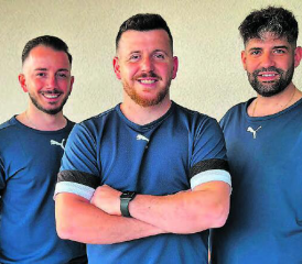 Vom «Zwöi» ins «Eis»: Der neue FCK-Trainer Rudolf Berisha (Mitte) wird flankiert von Nikoll Kukelaj und Florian Tunaj. (Bild: zVg.)