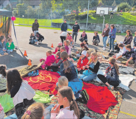 Gegen 100 Kinder auf dem Reitnauer Pausenplatz: Der reformierten Kirche Attelwil-Wiliberg-Reitnau gelang eine tolle Kinderwoche. (Bild: zVg.)