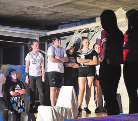 Die «Candy-Gang» gegen die «Gucci-Gang»: Plüschtier Hasi fungierte als Bindeglied zwischen der heilen Kinderwelt und den wirren Teenagergefühlen. (Bilder: EP.)