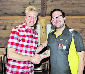 Präsident Roger Kronenberg (rechts) begrüsst das Neumitglied Roland Köpfli im Verein. (Bild: zVg.)