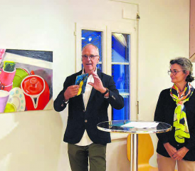 Josef Hüsler und Laudatorin Claudia Estermann-Schenker vor dem Bild «Abwasch». (Bild: mars.)