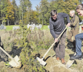 Ein Wacholder für Estland. Gepflanzt von Robert Suter, Korporationsförster; Ulrich Suter, Europawäldli-Initiant; Helen Ree, Kulturschaffende aus Estland. (Bilder: zVg.)