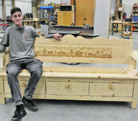 Die Sitzbank von Alessandro Tommasini aus Unterkulm wird dem Wettbewerbsmotto «Holz bewegt» in mehrfachem Sinne gerecht. (Bild: hg.)