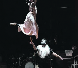 Empire of Fools sorgte mit einer berührenden und bravourösen Zirkusaufführung für einen gelungenen Saisonauftakt im Reinacher TaB. (Bilder: zVg.)