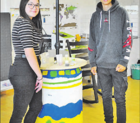 Diana und Kevin mit ihren Endprodukten: Die «Fassbar» und Kosmetika aus Haushaltsprodukten.