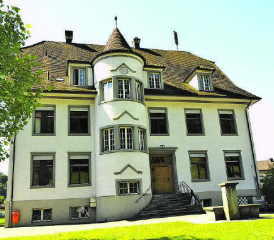 Ein altehrwürdiges Gebäude: Das über 100 Jahre alte Schulhaus birgt nicht nur Geschichte, sondern auch viele Geschichten. (Bilder: st.)