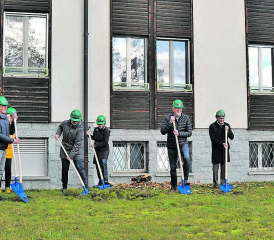 Ein grosser Moment: Mit dem Spatenstich haben die Umbauarbeiten offiziell begonnen. (Bild: ml.)