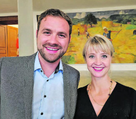 Im Dienst der Wählerinnen und Wähler: Barbara Borer-Mathys (r.) und Adrian Meier servieren im Restaurant Löwen Gontenschwil. (Bild: zVg.)