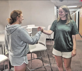 Eine typische Begrüssung von Freunden. (Bild: Noemi Nater)