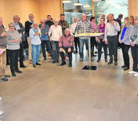 Neujahrsapéro statt Skiweltcuprennen: Gemeindeammann Thomas Buchschacher (l.) zog Bilanz über das letzte Jahr und wagte einen Blick auf das neue. (Bild: aw.)