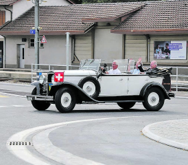 Es läuft rund in Teufenthal. Für die drei Einweihungsrunden im Oldtimer-Fiat wurde der Kreisel für eine halbe Minute gesperrt. Jetzt sollte die Durchfahrt hindernisfrei bleiben. (Bilder: rc.)