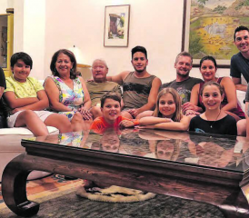 Die ganze Familie unter seinem Dach: Im März 2023 erfüllte sich ein grosser Wunsch. Alle Kinder mit Anhang und Enkelkindern wohnten ein paar Tage bei ihm in Costa Rica. Von der Krankheit war er bereits schwer gezeichnet. (Bilder: zVg.)