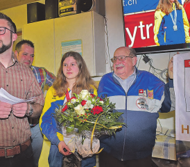 Sportliches Jubiläumsgeschenk: Präsident Daniel Berchtold (l.) würdigte den Schweizer Juniorinnen-Meistertitel von Marion Obrist. Rechts der langjährige Schulsportleiter Geri Künzli, hinten Schützenmeister Simon Hediger. (Bilder: wr)