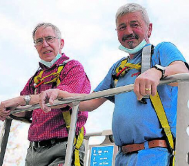 Für das Montieren der Nester braucht es eine Hebebühne. Markus Haller (links) und Hansuli Christen gingen damit in luftige Höhe. (Bilder: rc.)