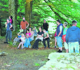 Nach steilem Aufstieg die Ruhepause: Inmitten der Burgruinen, im Schatten sitzend, lauschten die Exkursionsteilnehmenden den Ausführungen von Rolf Schmid. (Bilder: st.)
