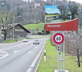 Die Regionalplanungsverbände haben nicht interveniert, der Kanton führte aus. Dennoch ist klar: das touristische Schild steht am falschen Ort. (Bild: rc.)