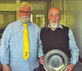 Seit 30 Jahren ein treues Mitglied: Johann Fritschi (re.) übernimmt immer wieder auch Vereinsaufgaben wie zum Beispiel das Revisionsamt. Rolf Senn dankt ihm dafür. (Bilder: st.)