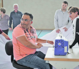 Schneidermeister Kali Kelesh auf den letzten Metern: Insgesamt weist die Hose 5750 Meter Naht auf. (Bilder: uke.)