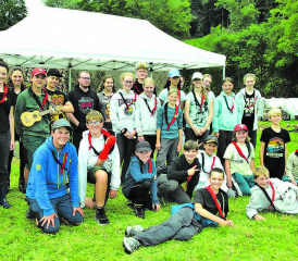 Endlich war das Wetter ein bisschen freundlicher: Die bunte Schar zeigte sich bester Laune und freute sich bereits auf ein selbstgekochtes Abendessen. (Bilder: st.)