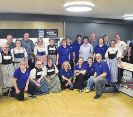 Die Helferinnen und Helfer nahmen sich während der «Raclette-Stubete» Zeit für ein Familienfoto.