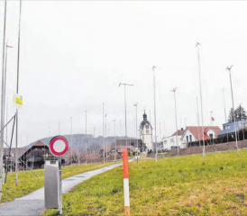 Stangenwald am Fuss des Reinacher Sonnenbergs: Die Bauprofile deuten auf die bevorstehende Überbauung mit insgesamt 24 Häusern hin. (Bild: mars.)