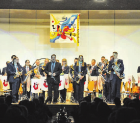 Brass Band Harmonie Rickenbach: Die Musiker nehmen den verdienten Schlussapplaus entgegen. (Bilder: ml.)