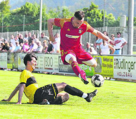 Kein Durchkommen für die Suhrentaler: Robert Gjiergjaj vom FC Pratteln kann den Schöftler Pascal Mathys erfolgreich stoppen. (Bild: Otto Lüscher)
