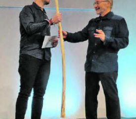 Pfarrer Andreas Schindler übergibt an Pastor Benjamin Leuenberger.