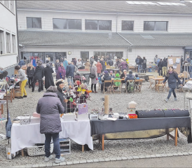 Stimmungsvoller Bazar der ref. Kirche Leutwil-Dürrenäsch auf dem Schulhof in Leutwil. (Bild: zVg.)