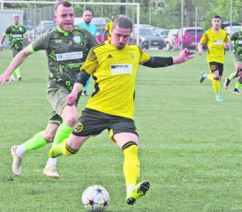 Dominik Trost auf dem Weg zum 1:0 für den FC Gränichen. Der Spieler mit der Nummer 4 auf dem Rücken wird an diesem Abend noch ein zweites Tor erzielen. (Bild: Roland Jaus)