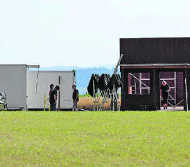 Saloon in Arbeit: Wisi, Billy und Aurelia arbeiten routiniert und mit viel Engagement – so dass jedes Bild eine Momentaufnahme ist. (Bild: dr.)