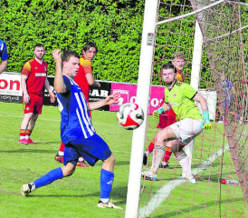 SCS-Torhüter Remo Schenk im Glück − Küttigens Etienne Michot kommt zu spät. (Bild: Otto Lüscher)