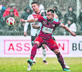 Aprilwetter im Brügglifeld: Aaraus Abwehrchef Aleksandar Cvetkovic (hinten) verhindert das Durchkommen von Bellinzona-Angreifer Cristian Souza. (Bild: Sarah Rölli)