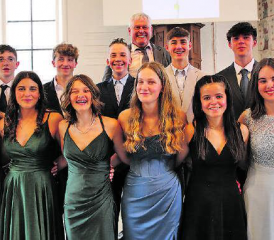 In feierlicher Stimmung wurden die Konfirmandinnen und Konfirmanden zu vollwertigen Mitgliedern der Kirchgemeinde Seon. (Bild: zVg.)