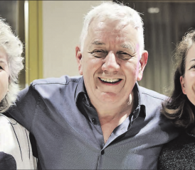 Karin Fäs, Präsidentin aargauSüd impuls eröffnete den Event Erzähltal im Falkenstein Menziken, Mitte Röbi Koller, links Helene Dietsche, Geschäftsstellenleiterin aargauSüd impuls regio. (Bilder: dr.)