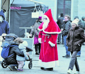Der Samichlaus erwies sich als lieb: Auch wenn sich die Kinder nicht auf Anhieb hinter dem Hosenbein hervortrauten. (Bild: dr.)
