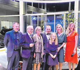 Einweihung des repräsentativen Ford-Showrooms der Wyna Garage: Die Familie Faes (oben v.l.), Gustav Faes mit Ehefrau Hedi, Schwiegersohn Roger Faes mit Ehefrau Jasmin und Tochter Jlena sowie Betriebsleiter Christoph Schmutz (ganz links) und Moderatorin Sara Andrina Schütz (ganz rechts) feierte dieses Ereignis mit Geschäftspartnern und Handwerkern. (Bilder: mars.)