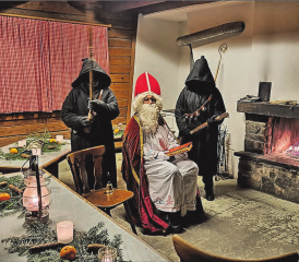 Heimeliger Besuchsraum in der Knabenrütihütte: Der Chlaus konnte es sich in Pfeffikon vor dem Kamin gemütlich machen. (Bild: zVg.)