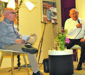 Feierabendgespräch in familiärem Rahmen: In der Aula der Wynenschulanlage entlockte Markus Kirchhofer (li.) gar manche Episode aus dem Leben von Fritz Burkhard. (Bilder: st.)