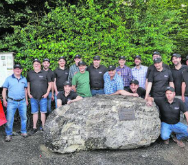 Der Freischaren-Findling wurde von den ehemaligen Kommissionsmitgliedern an die Freischarenkommission gespendet. (Bilder: mek)