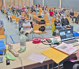 Spezieller Rahmen: Zetzwiler Gemeindeversammlung in der Turnhalle mit Abstand und Maskenpflicht für alle. (Bild: wr.)