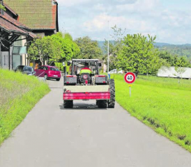 Wird der Verkehr in Uerkheim bald verlangsamt? In Neudorf, das zum Gemeindegebiet von Uerkheim gehört, ist die 40er-Zone bereits Realität. (Bild: rc.)