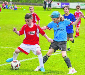 Mit vollem Einsatz dabei: Das durch den FC Gunzwil organisierte Schülerturnier konnte bei idealen Bedingungen und einer Rekordbeteiligung durchgeführt werden. (Bild: Mirjam Meyer)