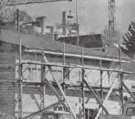 Der Reinacher Sonnenberg, ein einziges Baugebiet: Einfamilienhäuser am neu erschlossenen Tannenweg und im Hintergrund die Terrassensiedlung «Eichhörnli». (Bild: WB-Archiv)