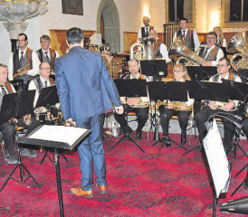 Füllte den Kirchenraum: Der Musikverein Bottenwil mit seinem traditionellem Adventskonzert. (Bilder: Alfred Weigel)