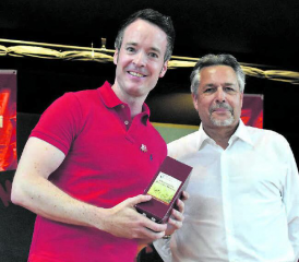 Auf Geschenksuche für das Geburtstagsgeschenk: Oberkulms Gemeindeammann Roger Schmid (rechts) bedankte sich bei Dr. Adrian Schoop für seine flammende Rede über das Geburtstagskind Helvetia. (Bilder: hg.)