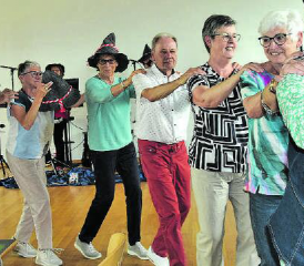 Alle machten mit: Zu den lüpfigen Klängen der Granada’s schlängelte sich die Polonaise durch den ganzen Saal. (Bild: st.)
