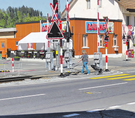 Der kleine Warteraum zwischen Strasse und Bahn entspricht den aktuellen Gesetzen und Normen, trotzdem besteht Handlungsbedarf. (Bilder: moha.)